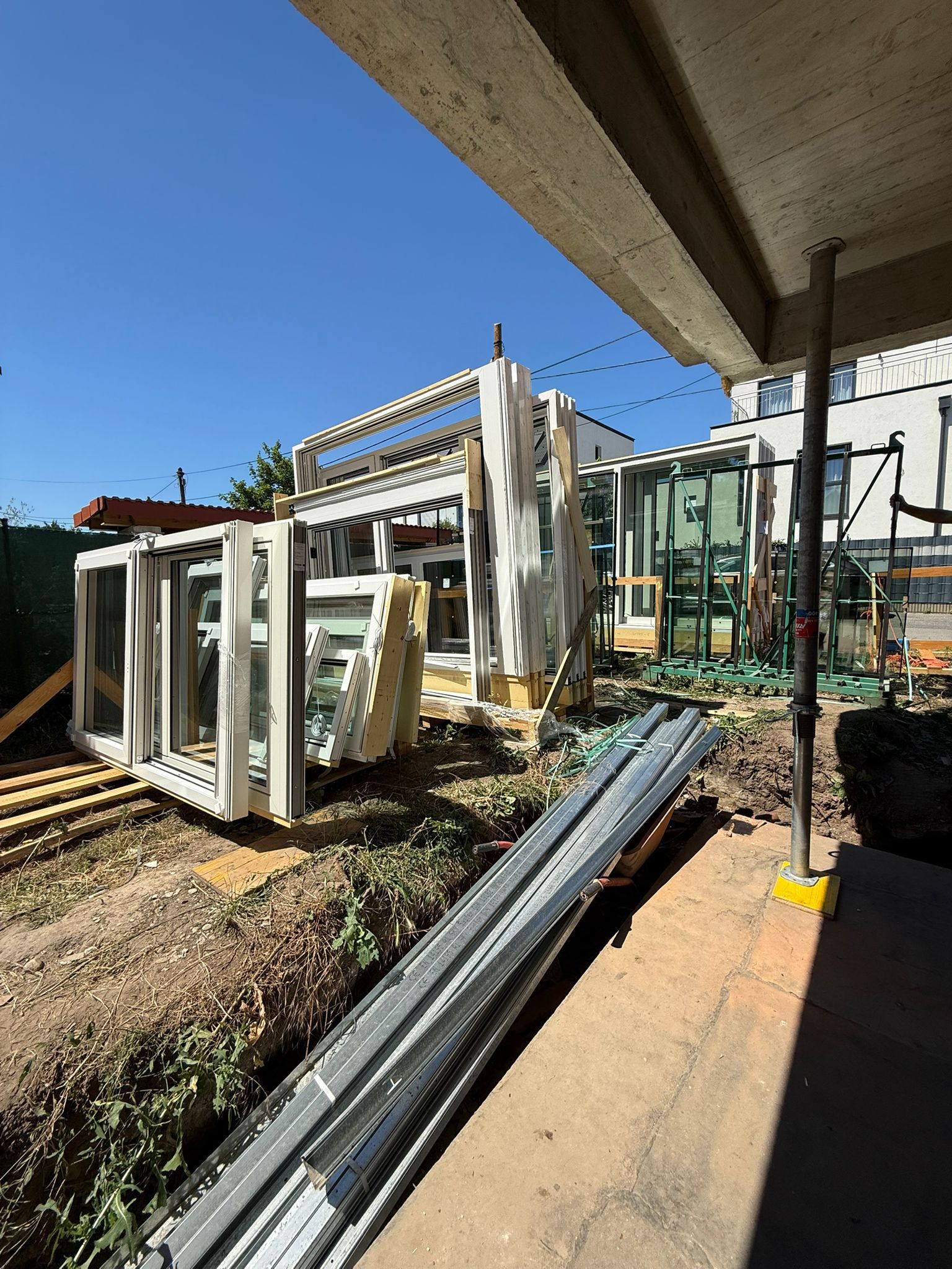Gelieferte Fenster auf der Baustelle