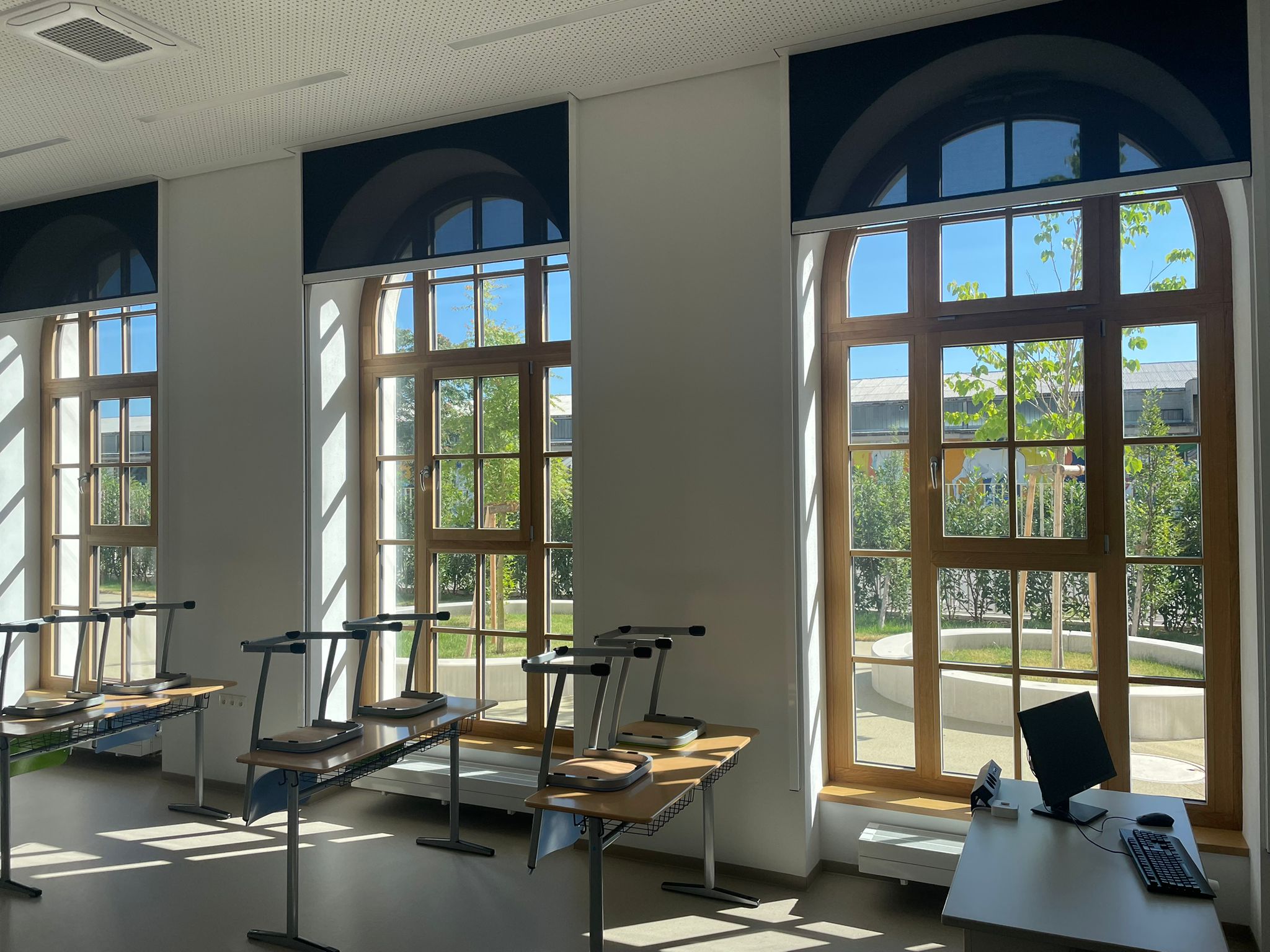 Große Rundbogenfenster aus Holz, von innen