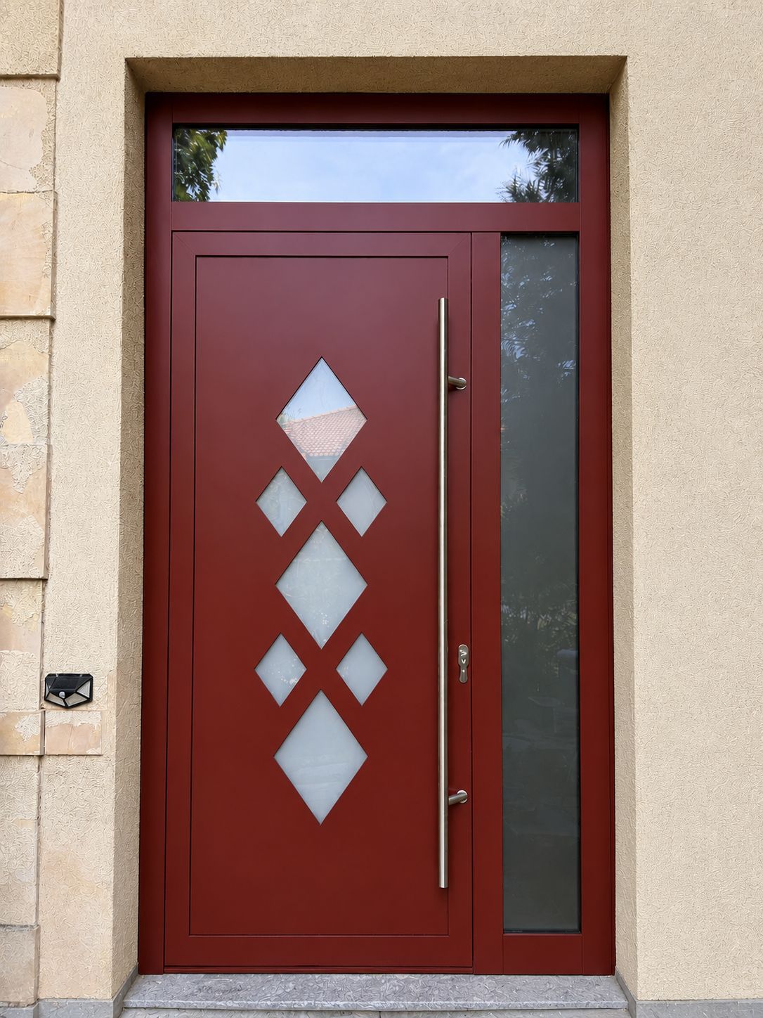 Neue Design-Haustür in Rot mit Seitenteil